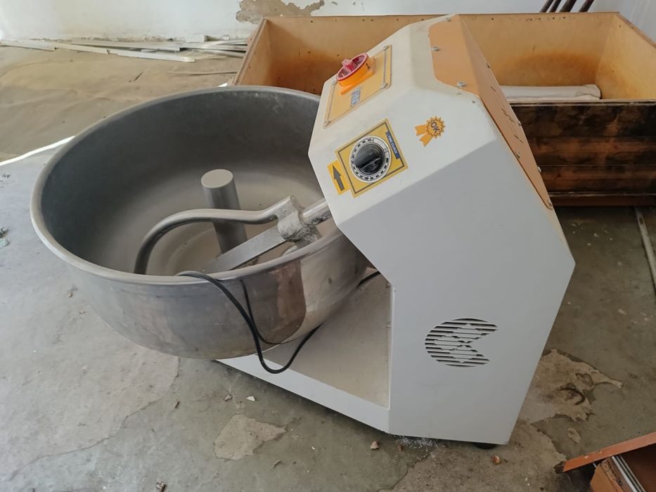 Тестомешалка в комплекте,обьем 100 литров. Б/у. Цена 550.000 тг