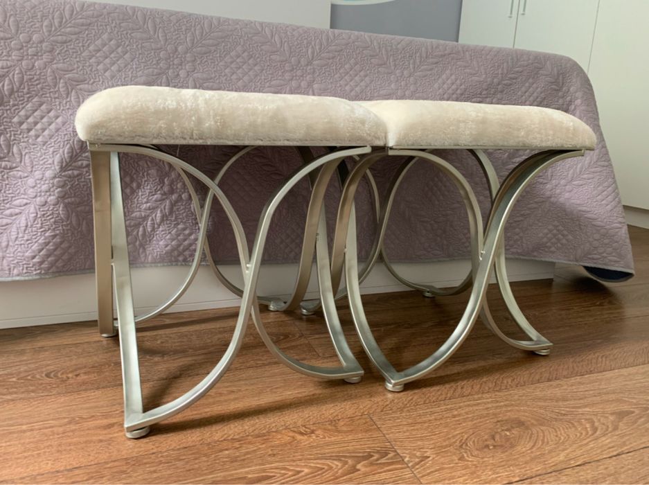 Нова бляскава табуретка - бял плюш и метал