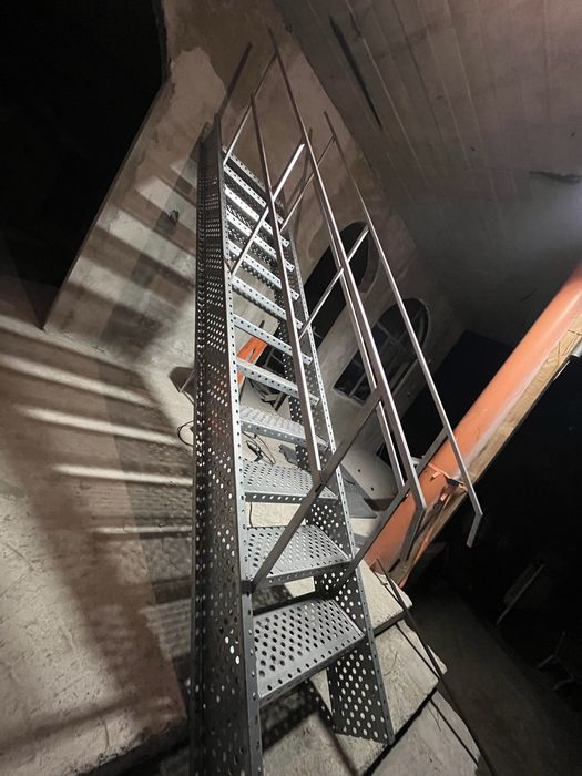 Scări metalice zincate