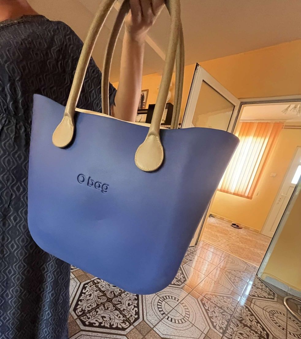 O bag чанта - модел Classic
	•	Цвят: Син корпус с бежови дръжоки
	•	Ма