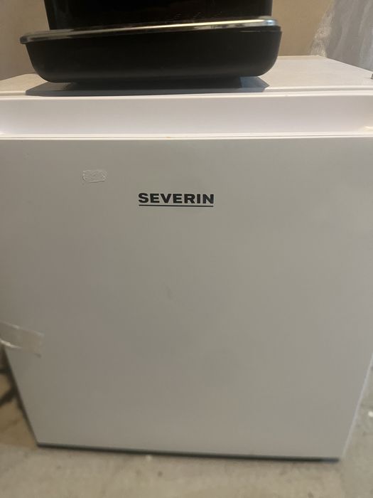 Frigider mic cu 2 rafturi si congelator