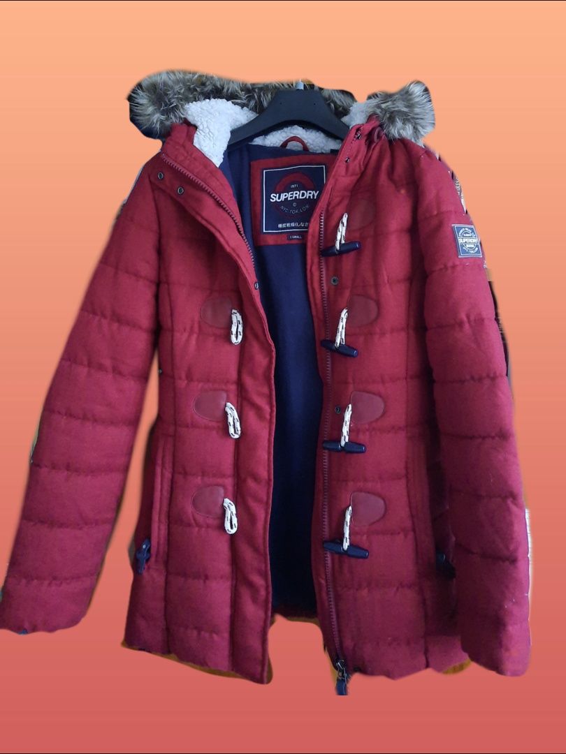 Geaca roşie cu gluga Superdry femei marimea XS lungime medie