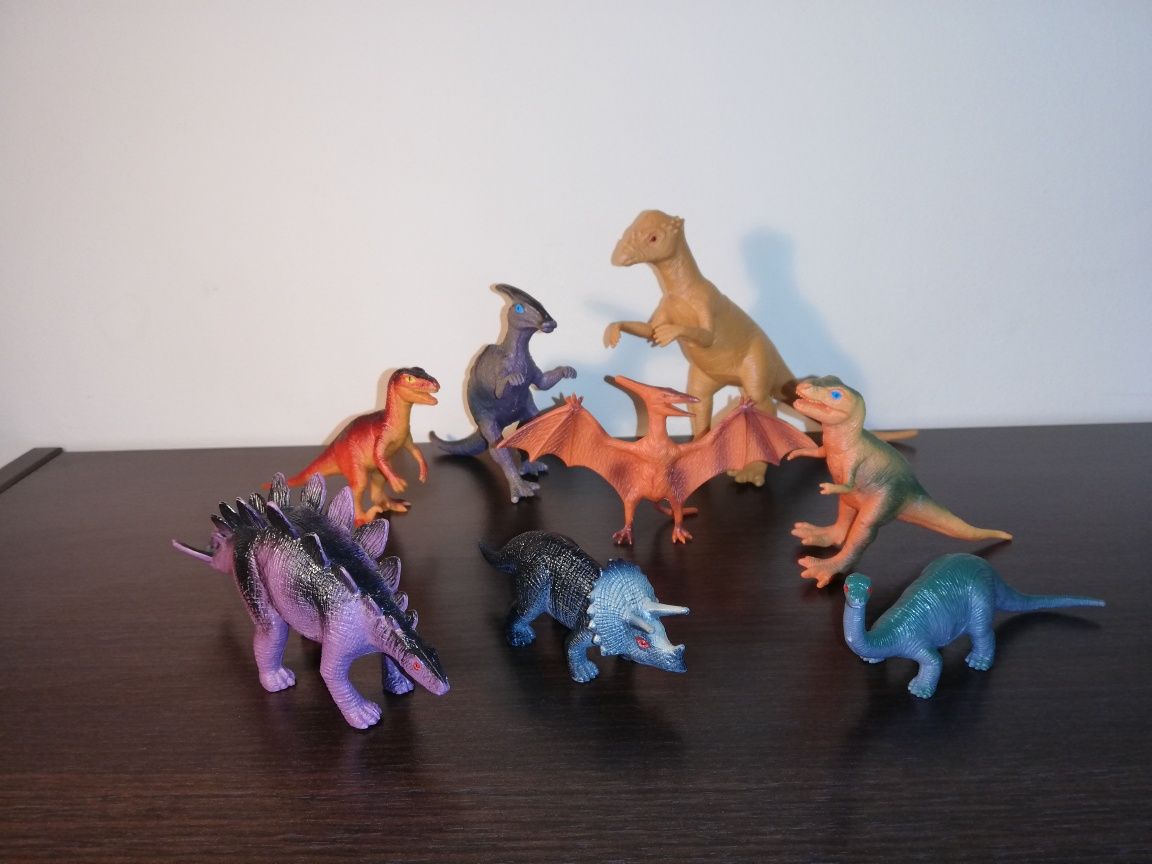 Динозаври 7 бр. 60 лв.  карнавални маски 10 лв.