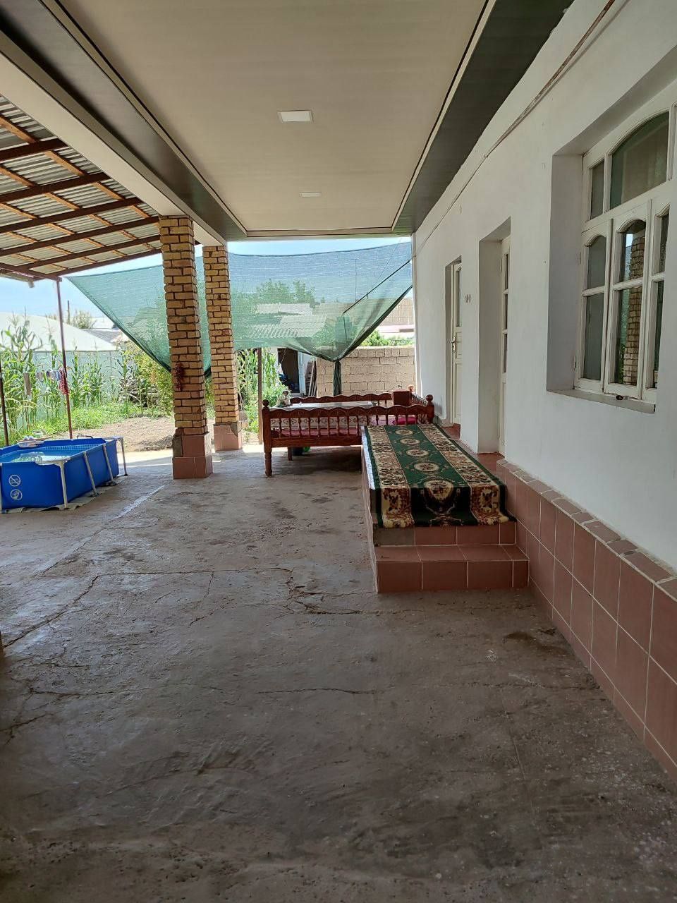 Hovli uy sotiladi