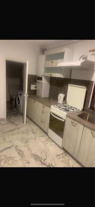 Inchiriez casa la curte