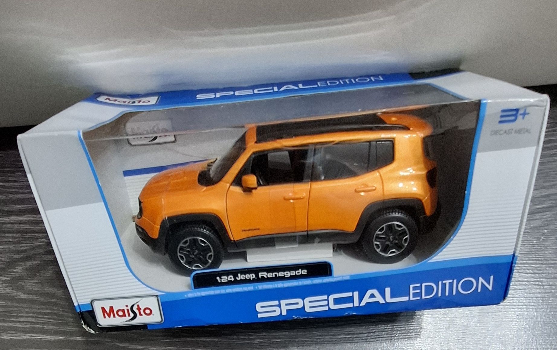 VÎND MACHETE din metal de colecție diferite modele scara 1 / 24