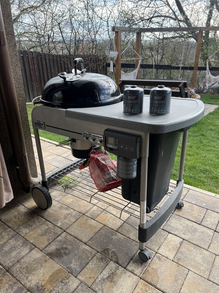 Vand gratar pe carbuni Weber Permormer 57cm cu rotisor electric