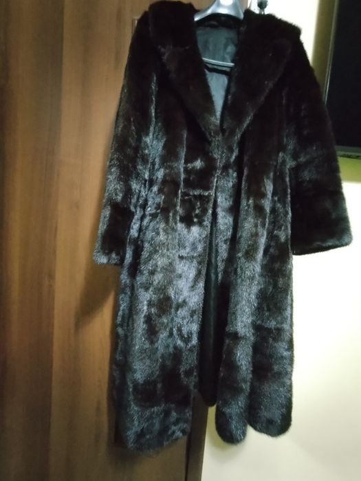 Vând haina de blană naturală