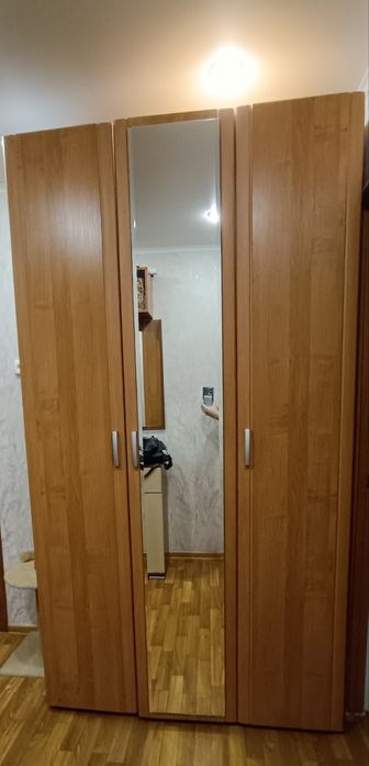 Продам 3х дверный шкаф с зеркалом
