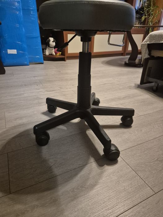 Продавам въртящ стол