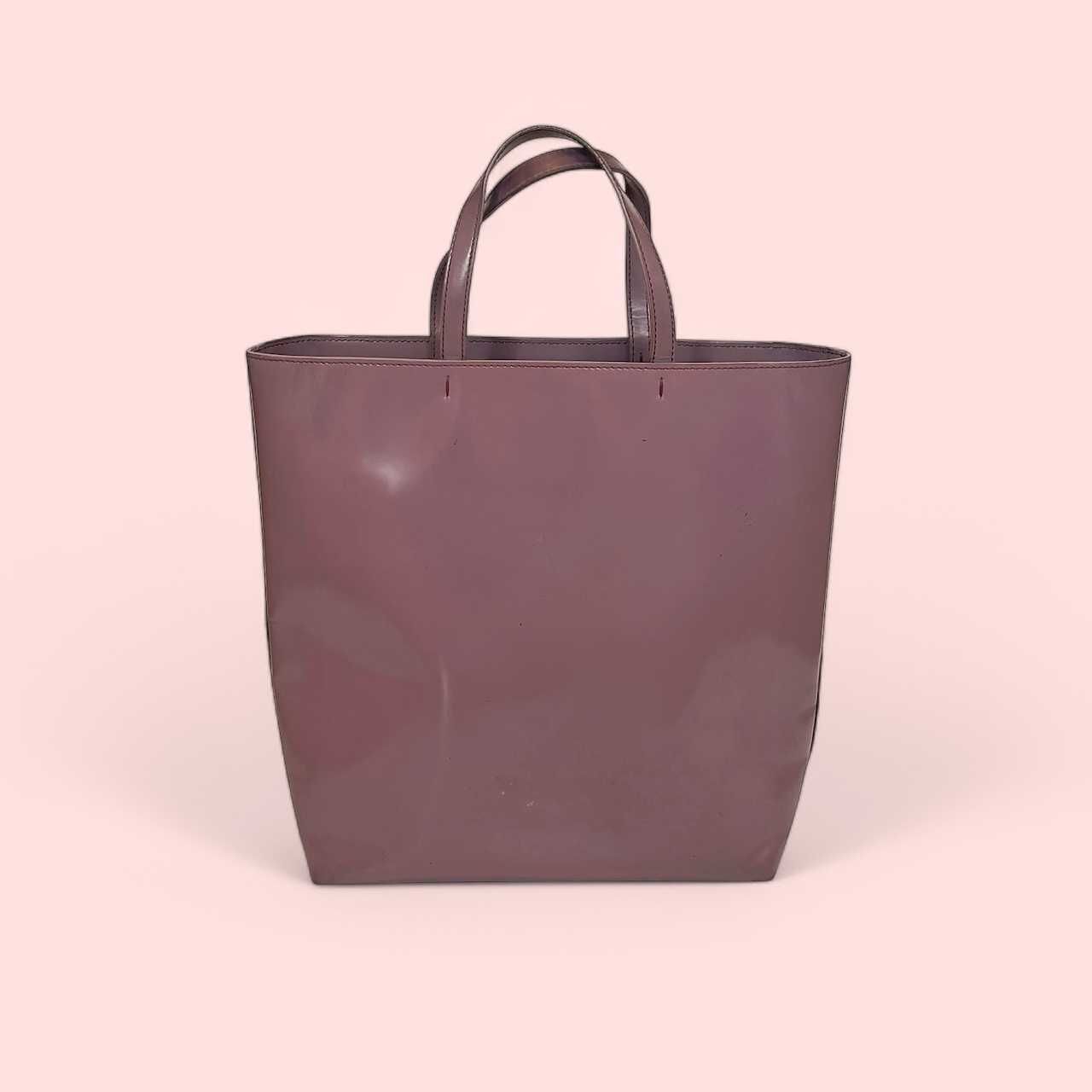 Оригинална чантичка PRADA лилава кожена дамска лачена чанта