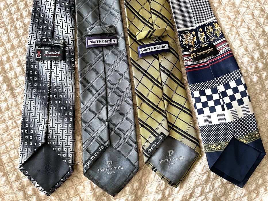 Фирменные галстуки.