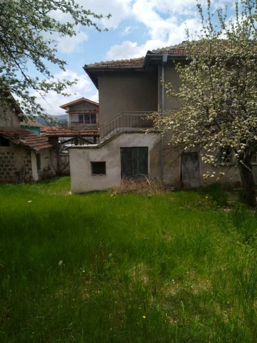Къща с магазин в село Калище, обл. Перник