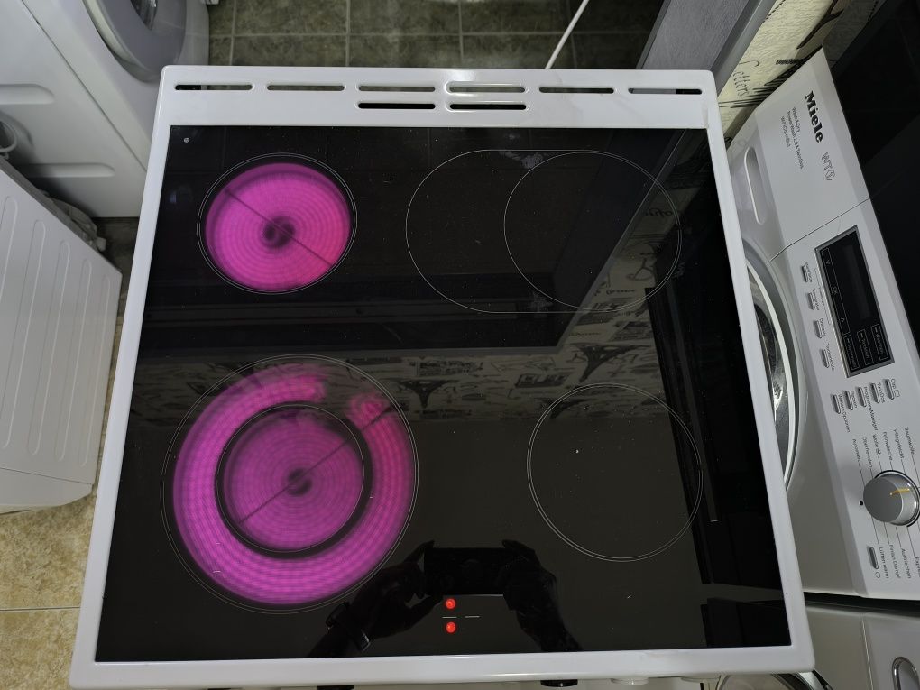 Свободнстояща печка с керамичен плот Gorenje