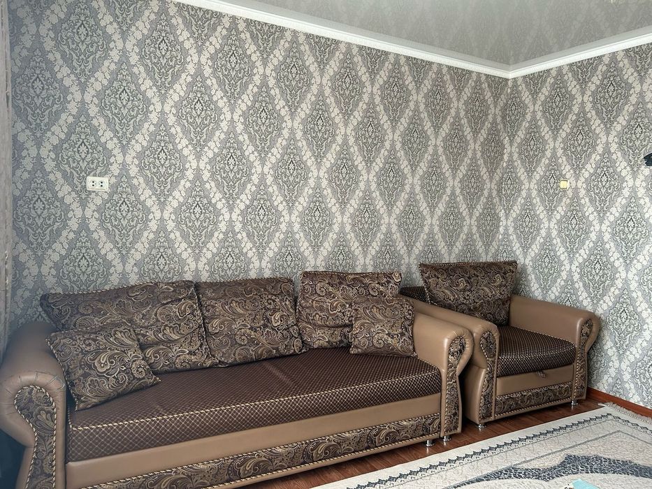 Диван мен кресло сатылады.