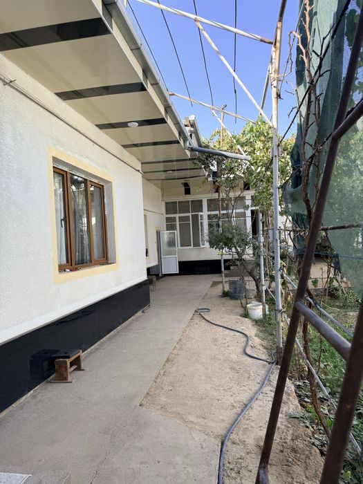 Rohat metro yonida uchaska sotiladi