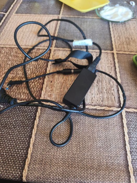 Продават се  два лаптопа hp crome Os +  Към тях Палмър банк 30000