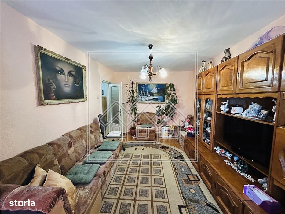 Ap decomandat, 3 camere, 2 balcoane si pivnita - V. Aaron