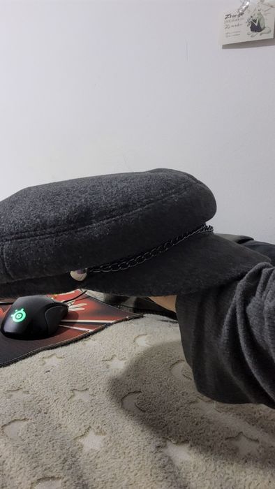 Шапка почтальонка