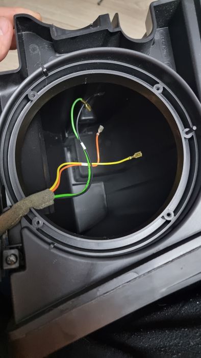 Incinta Subwoofer Canton Skoda Octavia III