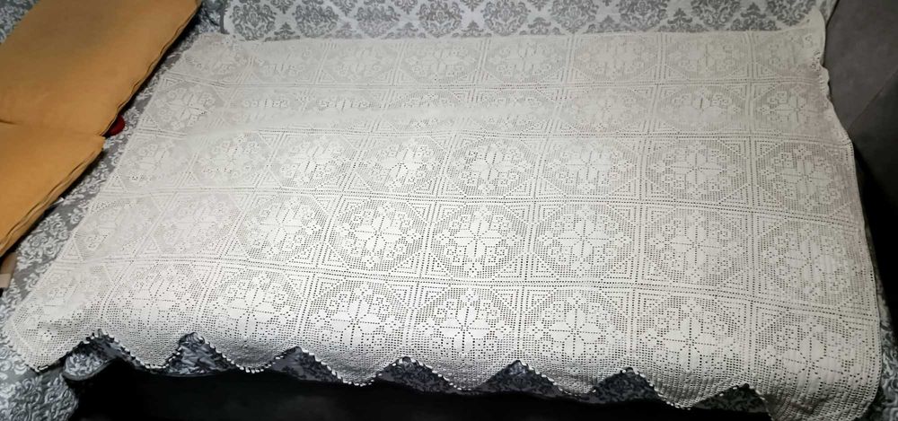 Продавам три нови уникални ръчно плетени покривки