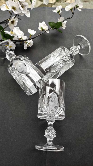 Три великолепни и много масивни кристални чаши за вино ръчна гравюра