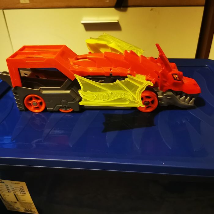 Masinuta dragon hot wheels
