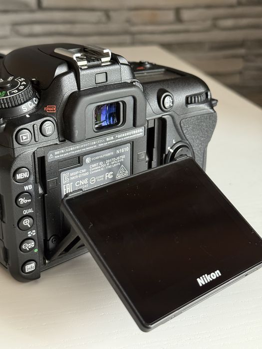 Vând Nikon D7500 + Obiectiv 18-140mm + Accesorii