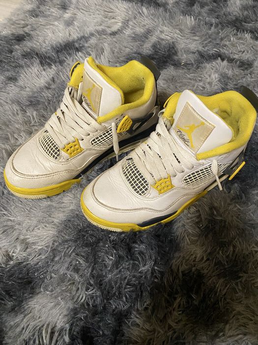 Air Jordan 4 “Vivid Sulfur”