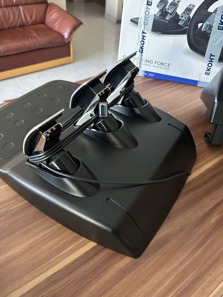 PS4 Pro 1TB + Волан Logitech G29 комплект за геймъри