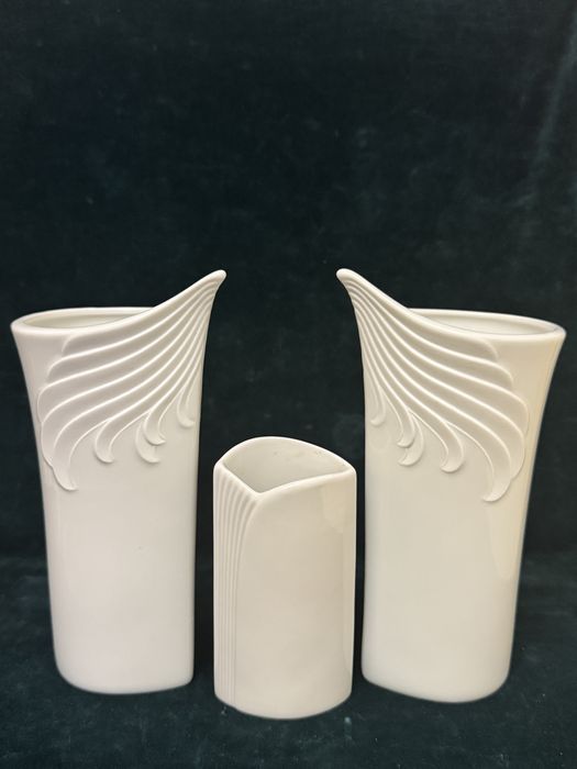 Lot 3 vaze Ak Kaiser Germany. Portelan fin biscuite.