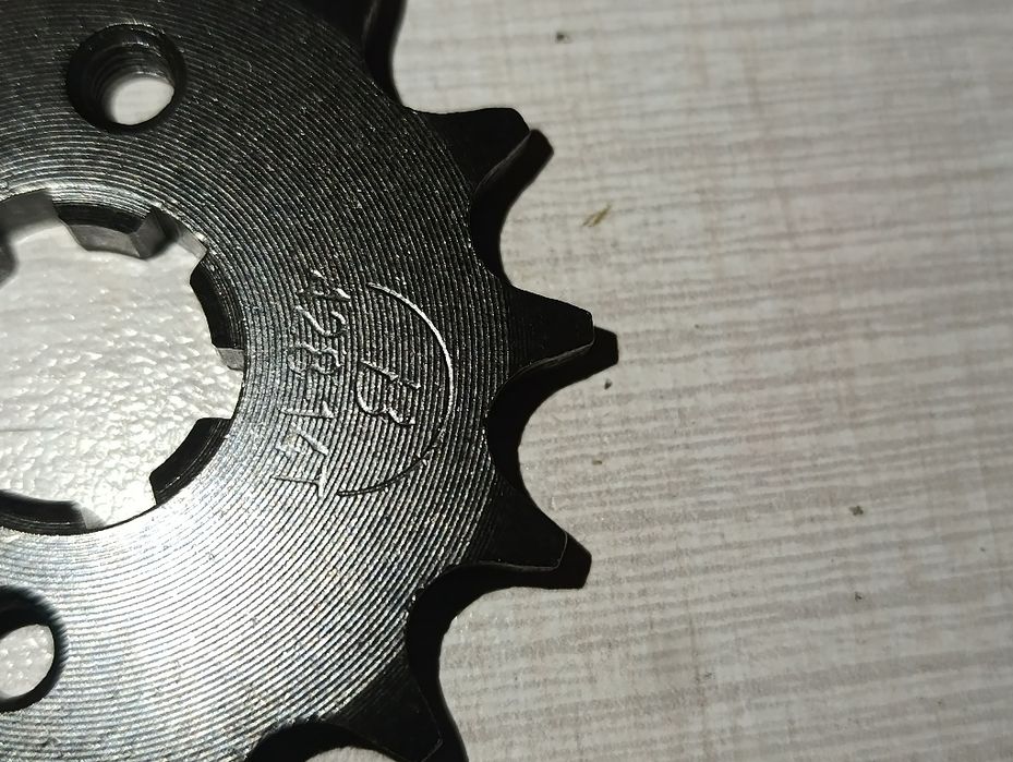 Преден пиньон за Yamaha YBR125 428-14T