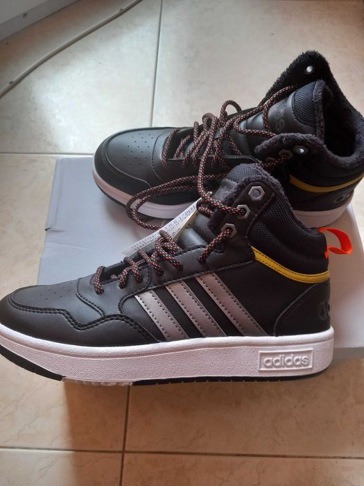 Продавам нови маратонки Адидас.