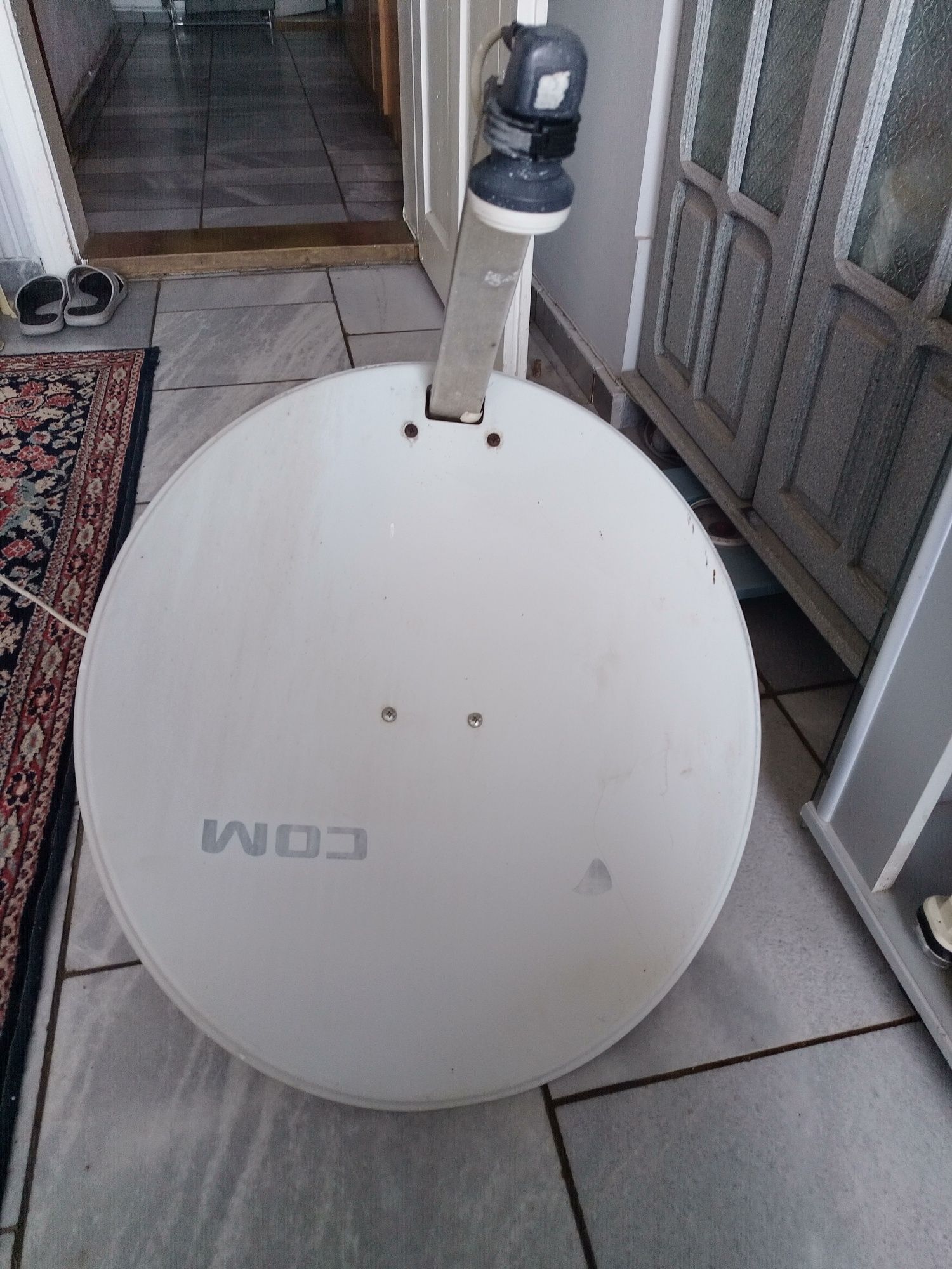 Стелиана чиния на Виваком VIVACOM, която е с  стойка е конвертор 70 cm