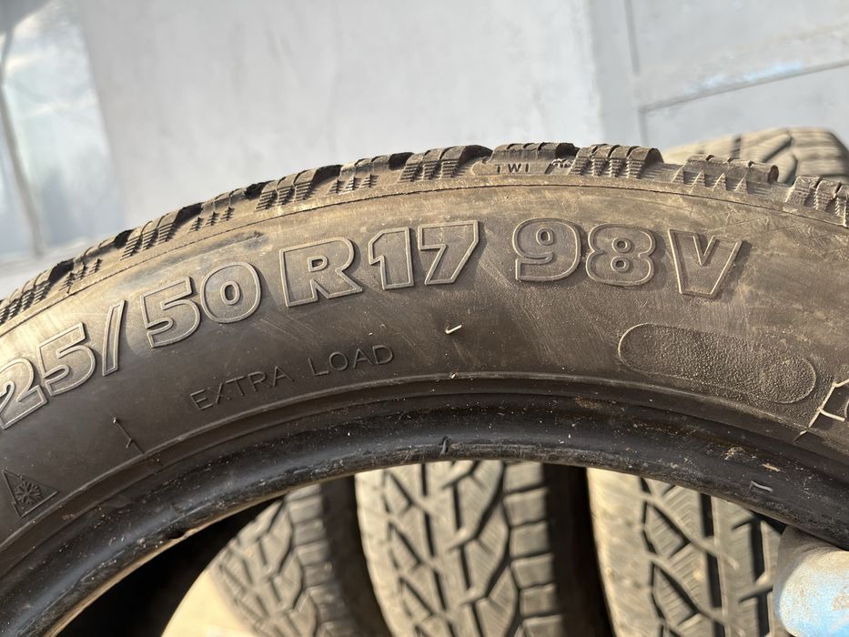 4 бр. зимни гуми 225/50/17 Tigar DOT 3319 2x6 mm 2x4,5-5 mm