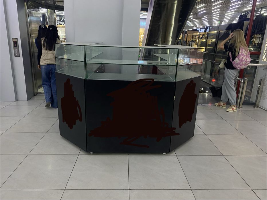 Tayyor Mebel (Vitrina) xech qayerida singan joyi yoq