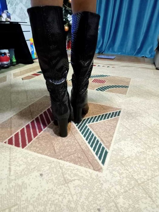 продам шикарные  зимние сапоги