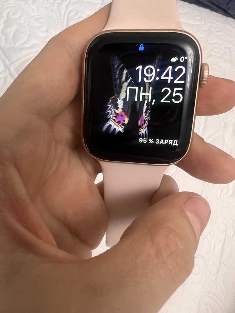 Iphone 11 , watch 5 SE