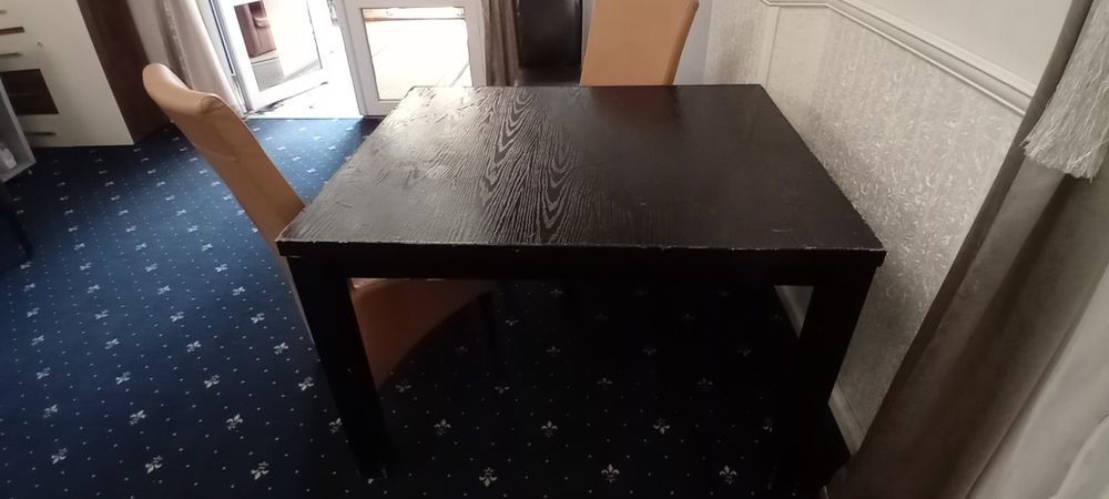 Vând mese, scaune și huse – perfecte pentru evenimente