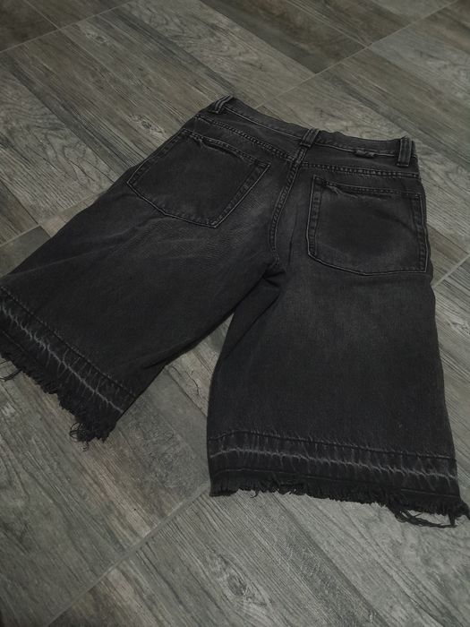 Pantaloni scurti distressed Zara