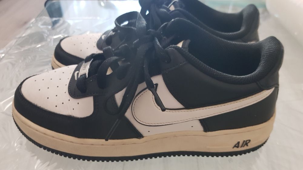 Vand adidasi Nike de barbati nr 40.