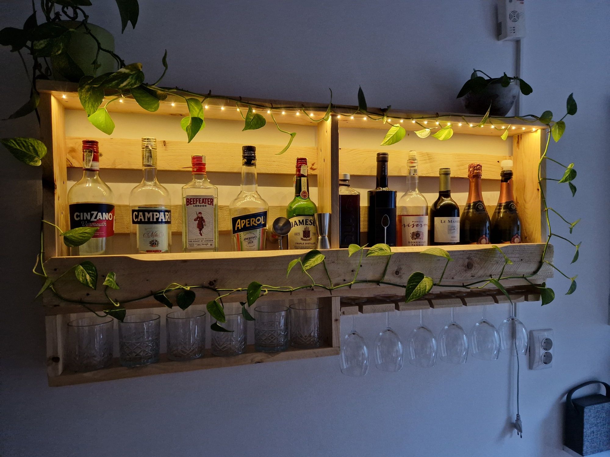 Raft suport perete bauturi, sticle și pahare whiskey / vin