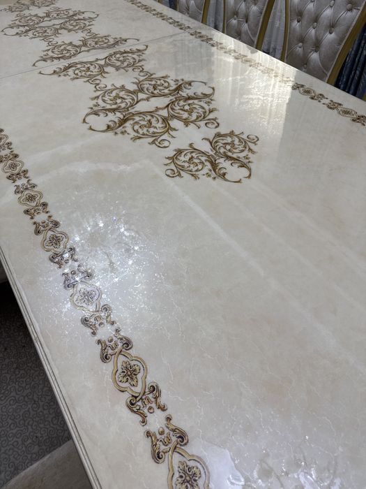 Стол с 20 стульями