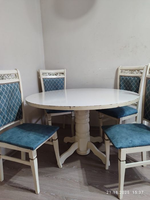 Стол со стульями