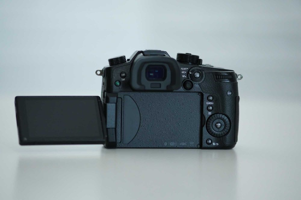 Продавам фотоапарат Panasonic  GH5 в комплект с обективи и аксесоари.