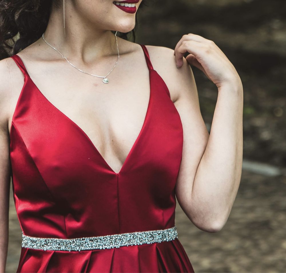 Rochie roșie elegantă cu șliț