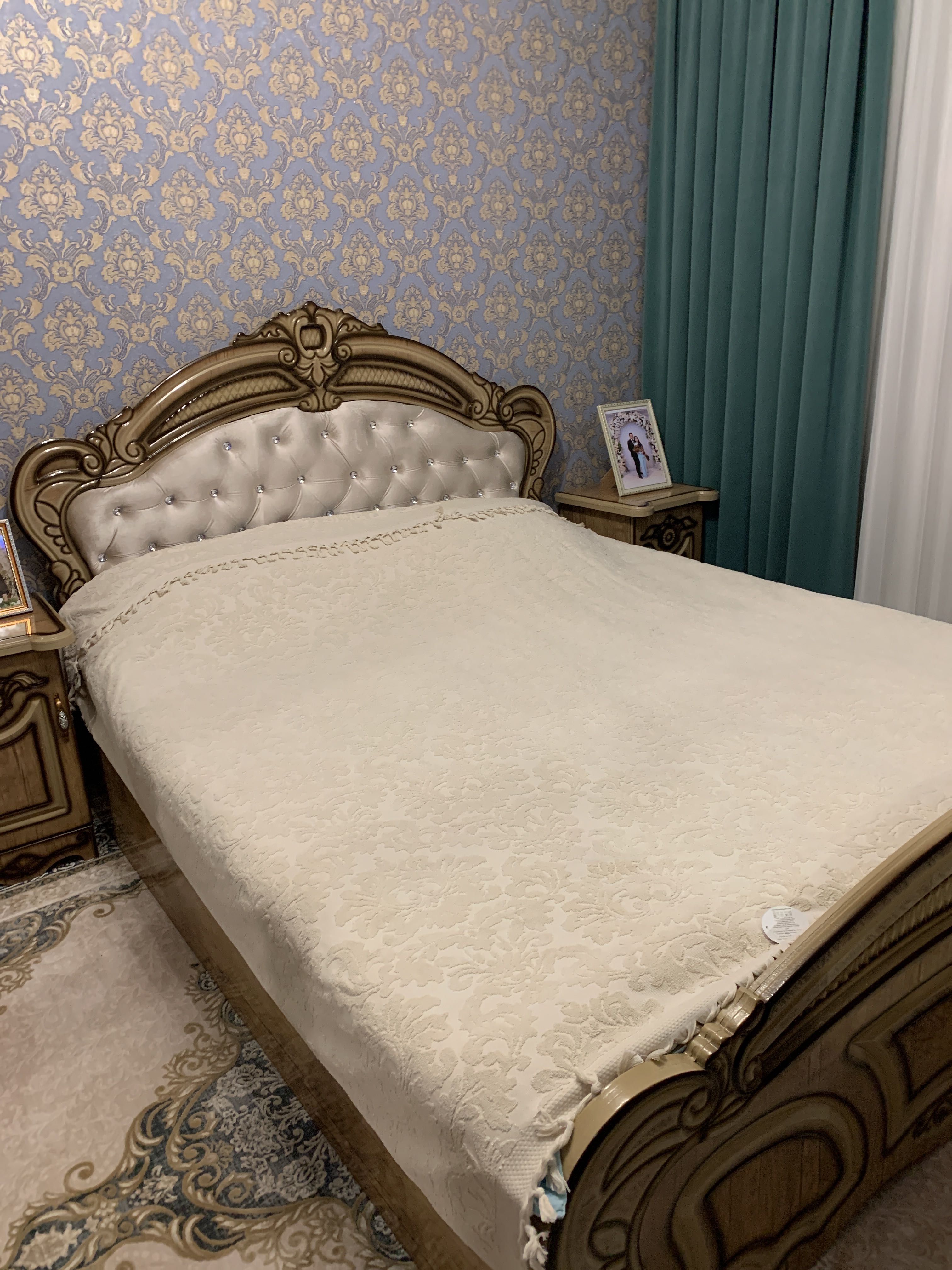 Двуспальный кроват с матрасом