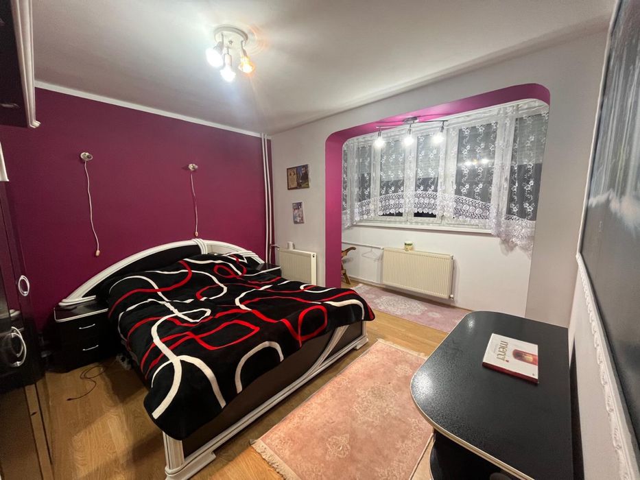 Apartament de vânzare 3 camere, strada Aluminei