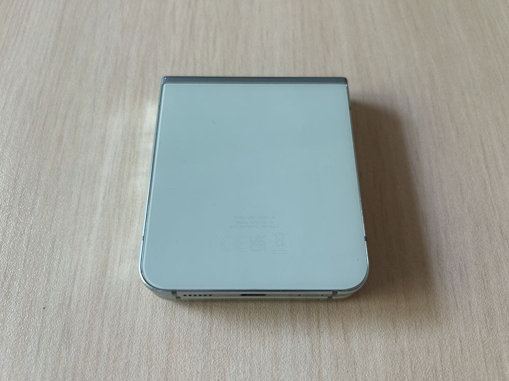 Продавам Samsung Galaxy Z Flip5 512/8GB