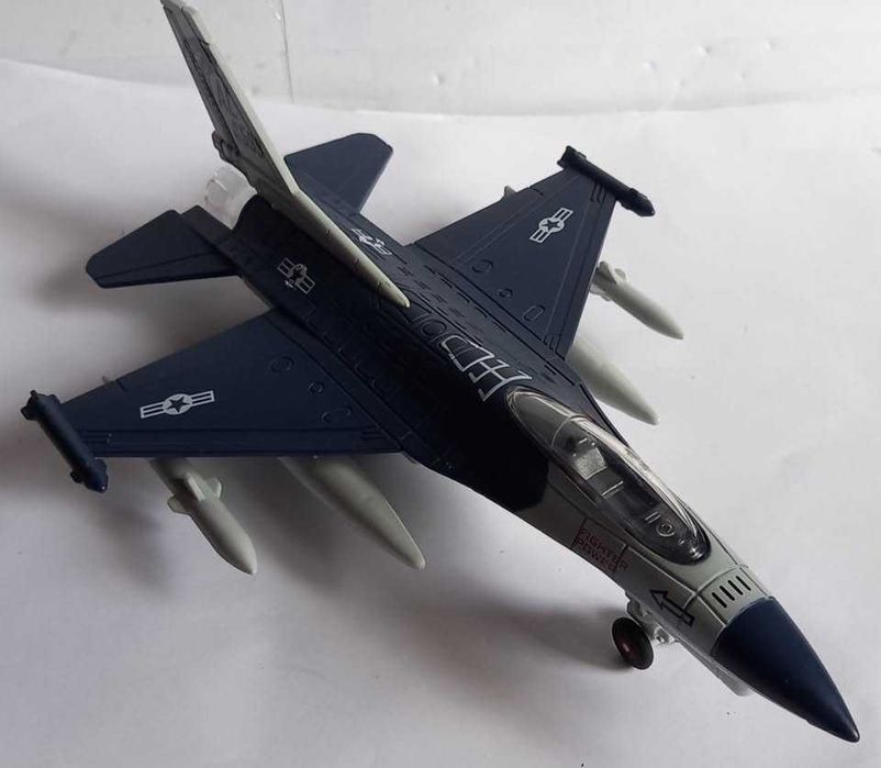 superbă machetă avion F 16, 1/72, pull back, cu lumini și sunete